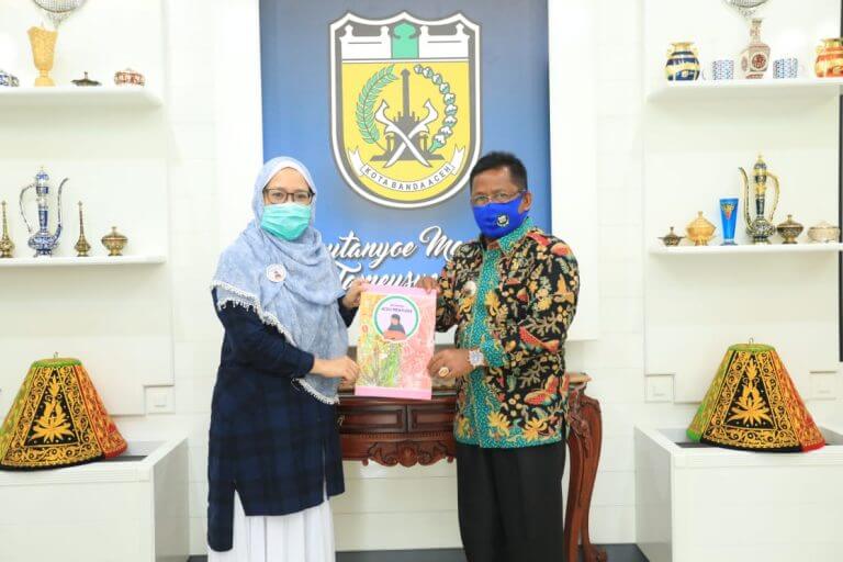 Wali Kota Banda Aceh, Aminullah Usman saat menerima Ketua Komunitas Aceh Menyusui, dr. Niken Asri Utami, Sp.OG(K), IBCLC