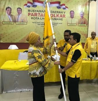 Ketua DPD I Partai Golkar Provinsi Aceh, Teuku Muhammad Nurlif menyerahkan Pataka Partai Golkar kepada Nila Rufaida, usai terpilih aklamasi sebagai Ketua DPD II Partai Golkar Lhokseumawe