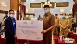 Plt. Gubernur Aceh, Nova Iriansyah menerima paket kesehatan bantuan IsDB dan KAAP untuk anak yatim, masyarakat dan tenaga medis di Pendopo Gubernur, Senin (27/7)