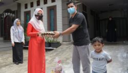 Wakil Ketua Gugus Tugas Covid-19 Aceh, Dyah Erti Idawati, mengantarkan bingkisan lebaran Iduladha 1441 H kepada tenaga medis yang bertugas di RSUDZA Banda Aceh, Rabu (29/7)