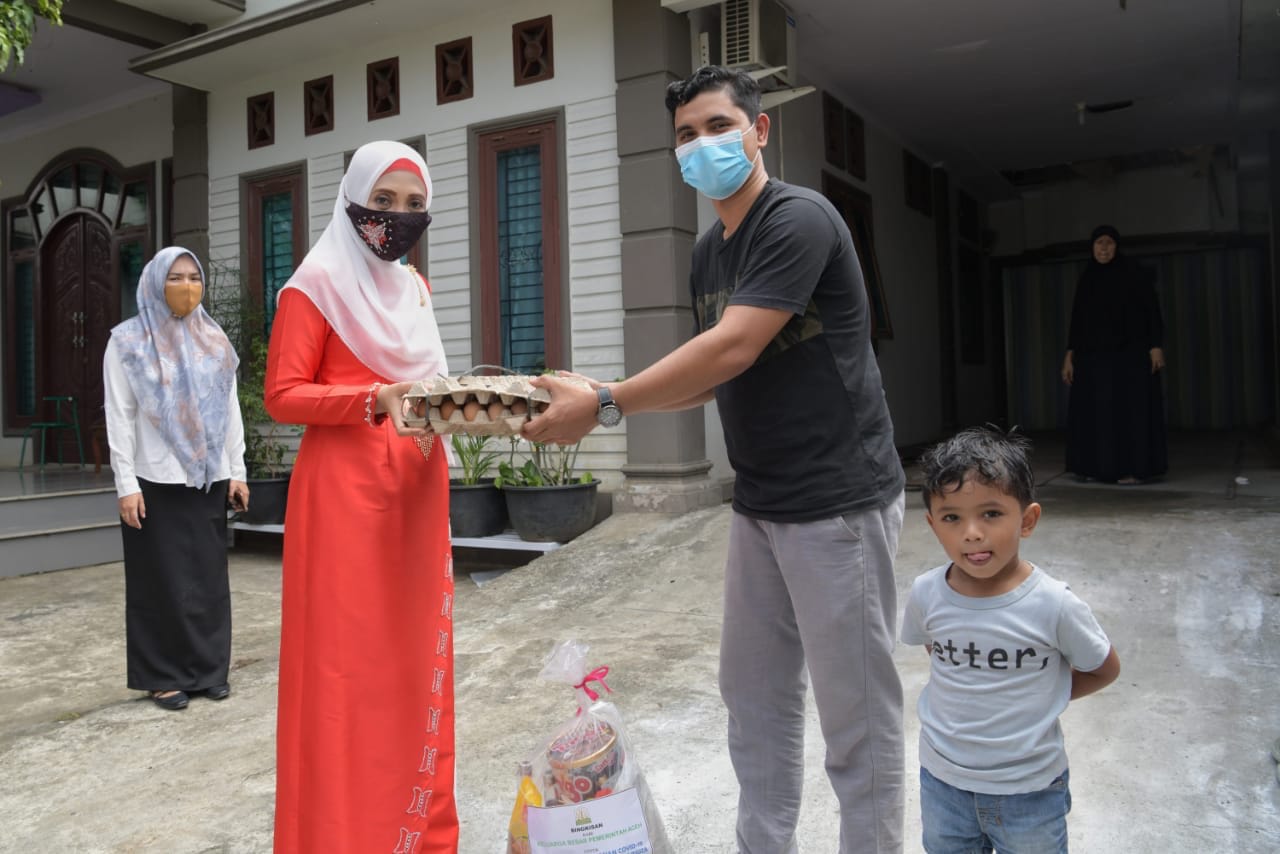 Wakil Ketua Gugus Tugas Covid-19 Aceh, Dyah Erti Idawati, mengantarkan bingkisan lebaran Iduladha 1441 H kepada tenaga medis yang bertugas di RSUDZA Banda Aceh, Rabu (29/7)