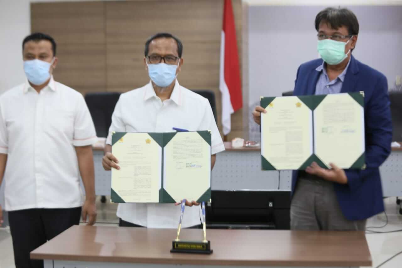 Penandatanganan kerja sama penelitian dan pengembangan mobil listrik oleh General Manager PLN Unit Induk Wilayah Aceh, Jefri Rosiadi dan Rektor Unsyiah Prof Samsul Rizal