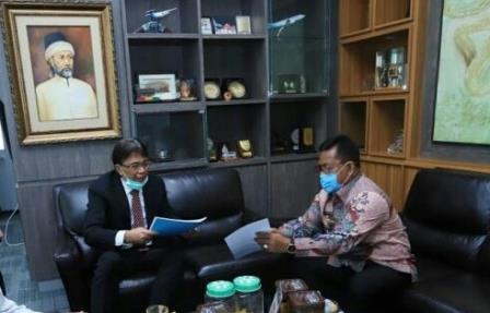 Rektor Unsyiah, Prof Samsul Rizal, saat menerima kunjungan Wali Kota Banda Aceh, Aminullah Usman di ruang kerjanya, Kamis (9/7)