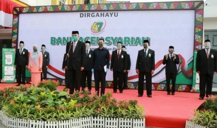 Plt Gubernur Aceh, Nova Iriansyah menjadi inspektur upacara pada peringatan HUT ke-47 Bank Aceh Syariah di halaman kantor pusat bank tersebut, Kamis (6/8)