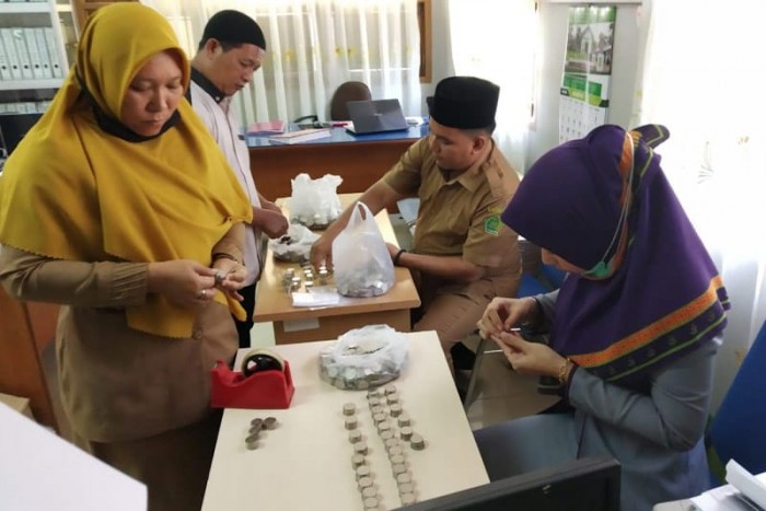 Nabung Dua Tahun, Warga Aceh Timur Ini Daftar Haji Dengan Uang Logam