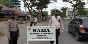 Personil gabungan Polresta Banda Aceh, TNI, Satpol PP dan WH menggelar razia masker