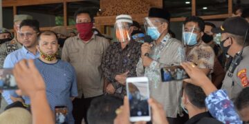 Asisten I Setda Aceh, M Jafar, bersama Asisten III Bukhari menerima puluhan pengunjuk rasa yang tergabung dalam Gerakan Rakyat Aceh Menggugat (GERAM) di halaman Kantor Gubernur Aceh, Banda Aceh, Kamis (10/9)