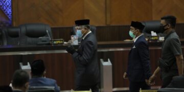 Plt. Gubernur Aceh, Nova Iriansyah menghadiri rapat paripurna interpelasi Anggota DPRA di gedung dewan setempat, Jum'at (25/9)
