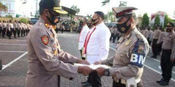 Wakapolresta Banda Aceh AKBP Satya Yudha Prakasa menyerahkan penghargaan dari Kapolda Aceh kepada Brigadir Satlantas Aipda Khairul Fahmi