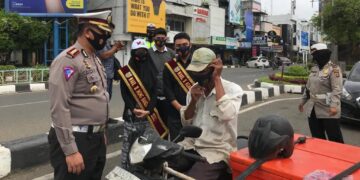 Dirlantas Polda Aceh Kombes Pol Dicky Sondani Membagikan Masker Bersama Agam Inong Kota Banda Aceh 2020