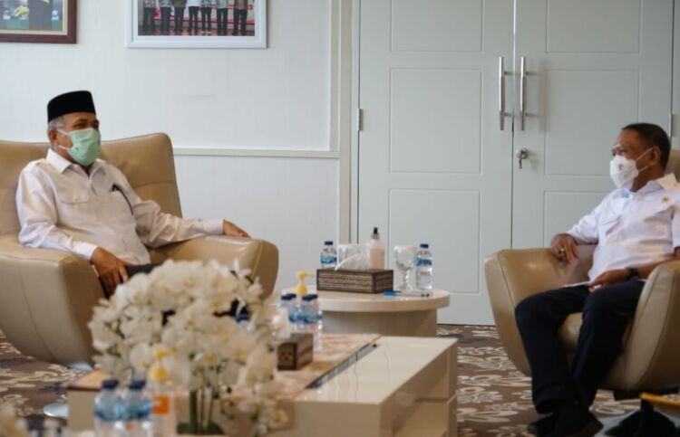 Plt Gubernur Aceh, Nova Iriansyah berbincang dengan Menpora, Zainuddin Amali di ruang kerjanya di Kantor Kemenpora Jakarta, Rabu (7/10)