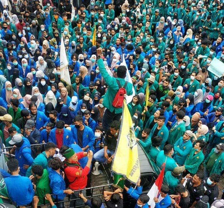 Seribuan mahasiswa Aceh dari berbagai kampus melakukan aksi unjukrasa penolakan UU Omnibus Law Cipta Kerja di halaman gedung DPR Aceh, Kamis (8/10)