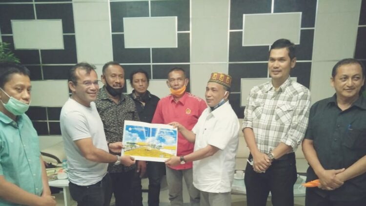 Wali Kota Lhokseumawe Suaidi Yahya menyerahkan dokumen DED pembangunan dua venue cabor PON kepada Ketua Harian KONI Aceh, Abu Razak