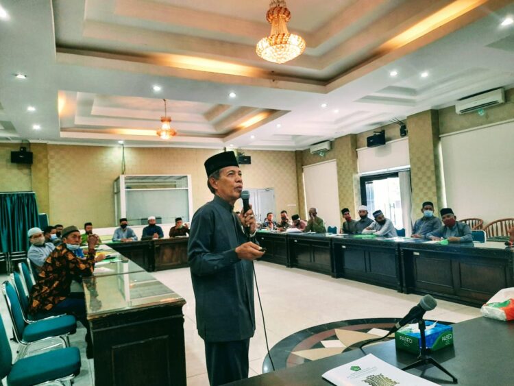 Ketua BWI Aceh Dr HA Gani Isa, SH M.Ag menyampaikan materi dalam forum pembinaan nazir wakaf di aula Kanwil Kemenag Aceh, Selasa (13/10)