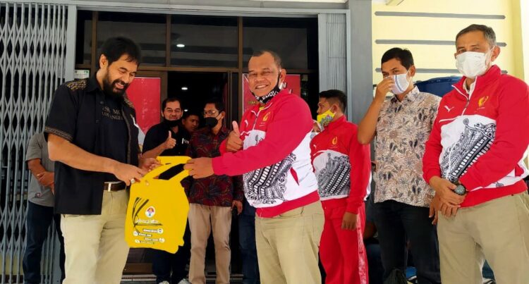 Ketua Umum Koni Aceh Muzakir Manaf Menyerahkan Paket Protokol Kesehatan Covid 19 Kepada Para Atlet Dan Pelatih Yang Tergabung Dalam Pelatda