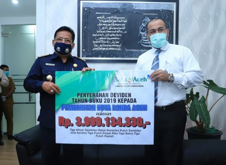 Pimpinan Kpo Bank Aceh Syariah, Fadhil Ilyas Menyerahkan Deviden Rp 3,9 Miliar Untuk Banda Aceh Yang Diterima Wali Kota Aminullah Usman