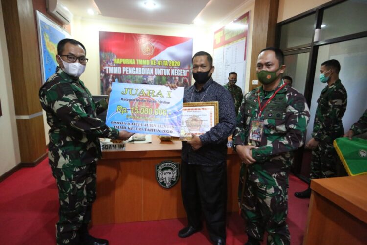 Kasdam IM Brigjen TNI Joko Purwo Putranto menyerahkan hadiah kepada pemenang lomba karya jurnalistik TMMD, Idris Ismail, Senin (30/11)