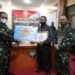 Kasdam IM Brigjen TNI Joko Purwo Putranto menyerahkan hadiah kepada pemenang lomba karya jurnalistik TMMD, Idris Ismail, Senin (30/11)