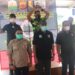 Gubernur Aceh, Nova Iriansyah (tengah) Didampingi Kadispora Aceh, Dedi Yuswadi Foto Bersama Juara Menembak Piala Gubernur Aceh