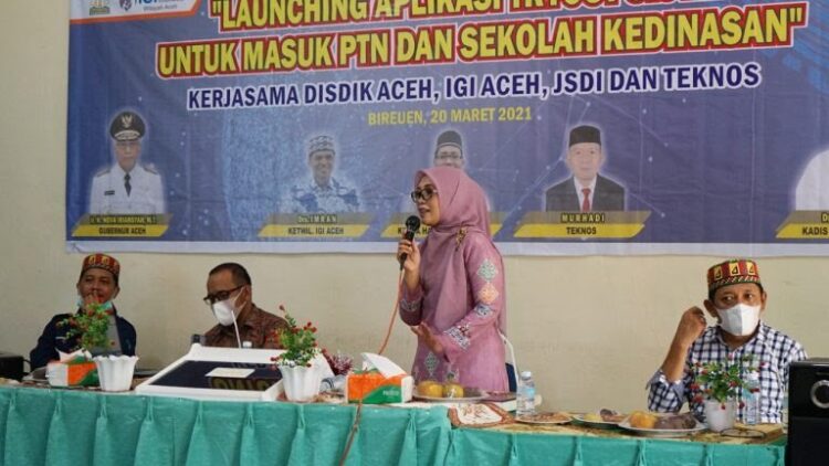 Ketua TP-PKK Aceh, Dyah Erti Idawati melaunching Aplikasi 'Meutuwah Nanggroe', di Lab Bahasa SMA Negeri 1 Bireuen, Sabtu (20/3)