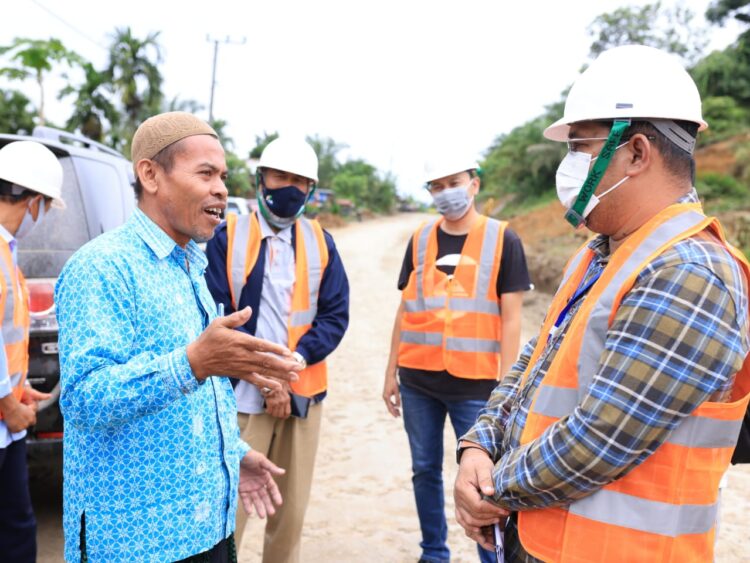 Kepala Biro Administrasi Pembangunan Setda Aceh T Robby Irza, berbincang dengan warga saat meninjau lokasi pengerjaan jalan Peureulak-Lokop batas Gayo Lues, Jumat (18/6)