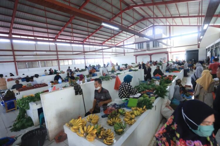 Aktivitas perdagangan di Pasar Al Mahirah Lamdingin