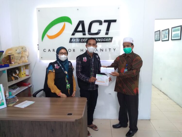 Penyerahan sumbangan dana dari BKM Baitusshalihin Ulee Kareng oleh Ustadz Zulfikar melalui ACT Aceh, Kamis (10/6)