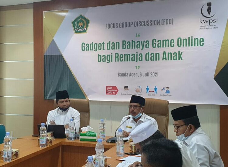 Ketua MPU Aceh Tgk H Faisal Ali bersama Kakanwil Kemenag Aceh Iqbal Muhammad menjadi pemateri FGD 'Bahaya Game Online' di Aula Kanwil Kemenag setempat, Selasa (6/7)