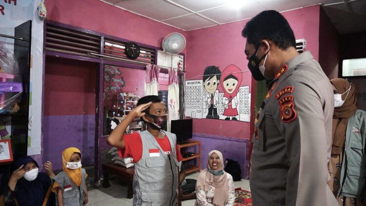 Iqbal (11) bocah penderita bocor ginjal akhirnya berjumpa dan foto bersama Kapolda Aceh Irjen Pol Wahyu Widada
