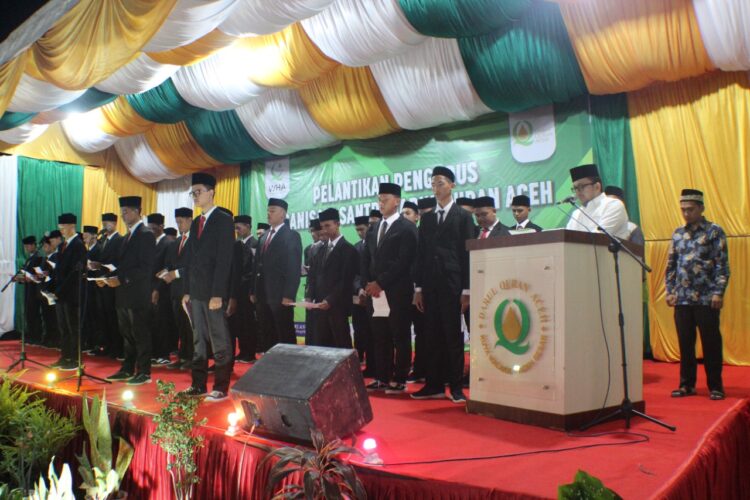 Direktur Dayah Dayah Darul Quran Aceh (DQA) Ustadz Hajarul Akbar MA saat melantik pengurus Organisasi Siswa Darul Quran Aceh (OSDQA) perdana masa bakti 2021-2022