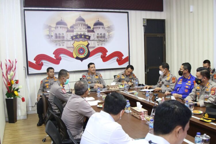 Kapolda Aceh Irjen Pol Ahmad Haydar memimpin rapat terkait penugasan tim Pamatwil dalam rangka percepatan vaksinasi di Aceh, Rabu (13/10)