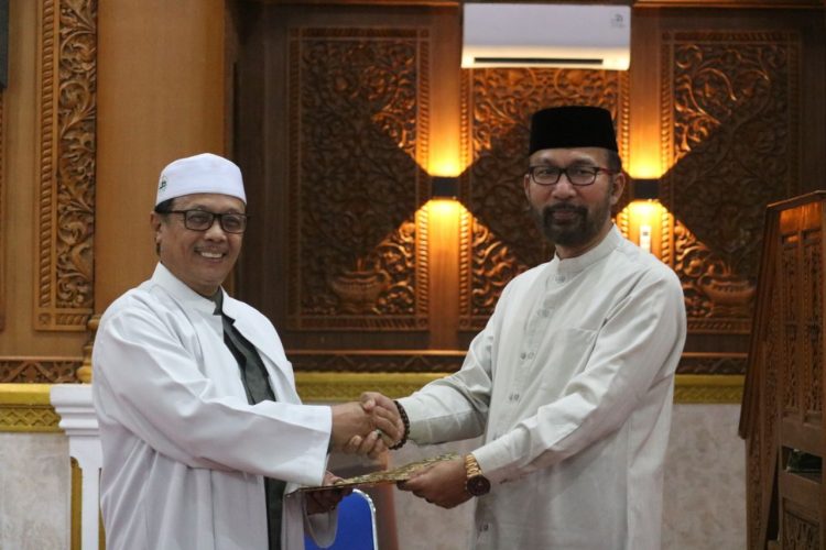 Dr Ir H Tgk Basri A Bakar MSi (kiri) terpilih sebagai Ketua BKM Masjid Besar Syuhada Lamgugob menggantikan Prof Dr H Syamsul Rijal MAg (kanan)