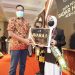 Asintel Kejati Aceh Mohamad Rohmadi SH MH menyerahkan hadiah kepada Aida Sasmitha, juara I Duta Pelajar Sadar Hukum Aceh 2021 di Hotel Grand Aceh Syariah Banda Aceh, Sabtu (27/11) malan
