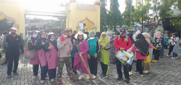 Pgri Kota Banda Aceh Melaksanakan Kegiatan Bakti Sosial (baksos), Membersihkan Sampah Di Seputar Kawasan Rekreasi Pantai Ulee Lheue