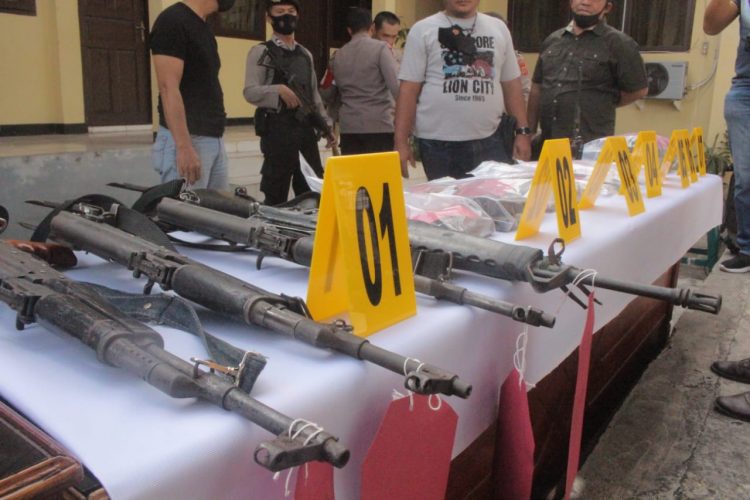 Pelaku Penembakan Pos Polisi Panton Reu Menyerahkan Empat Pucuk Senjata Api Laras Panjang Ke Polres Aceh Barat