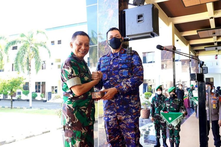 Kapolda Aceh Irjen Pol Ahmad Haydar (kanan) menyerahkan cinderamata kepada Mayjen TNI Achmad Marzuki yang akan mengakhiri tugas sebagai Pangdam IM, saat acara pamitan di Makodam IM, Rabu (1/12)