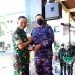 Kapolda Aceh Irjen Pol Ahmad Haydar (kanan) menyerahkan cinderamata kepada Mayjen TNI Achmad Marzuki yang akan mengakhiri tugas sebagai Pangdam IM, saat acara pamitan di Makodam IM, Rabu (1/12)
