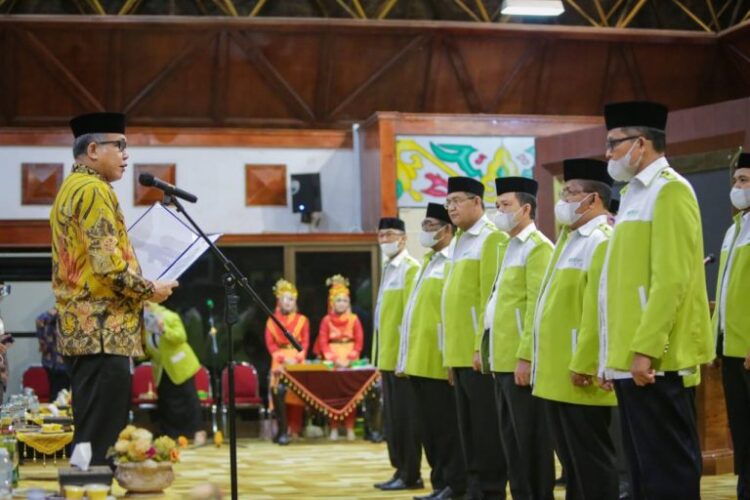 Gubernur Aceh Nova Iriansyah melantik Pengurus Masyarakat Ekonomi Syariah (MES) Provinsi Aceh periode 2021-2024 di Anjong Mon Mata, Komplek Pendopo Gubernur Aceh, Jum'at (21/1) malam