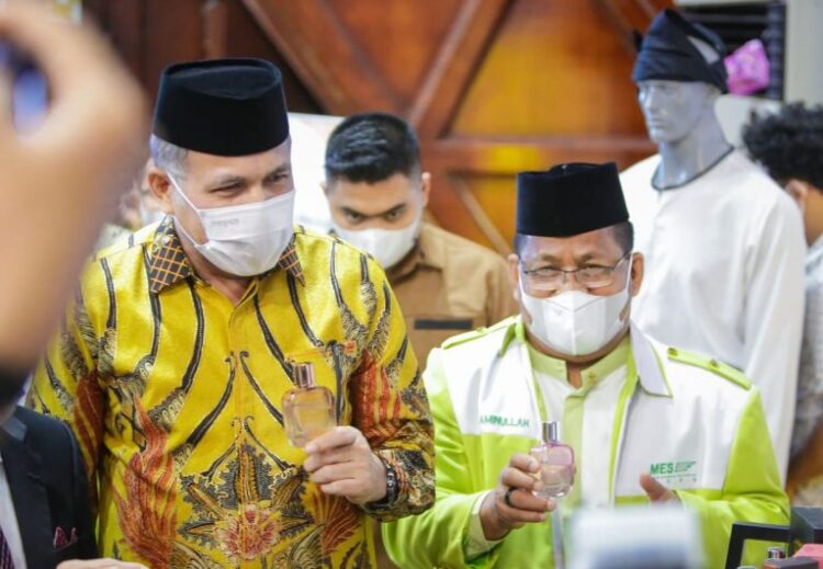 Gubernur Aceh Nova Iriansyah bersama Wali Kota Banda Aceh Aminullah Usman