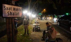 Petugas gabungan dari Satpol PP-WH Banda Aceh bersama unsur Muspika Kuta Alam melakukan pengawasan dan pembinaan kepada pelaku usaha kuliner di seputaran Stadion H Dimurthala Lampineung