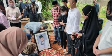Pemakaman mantan Ketua Umum PWI Pusat Margiono, di TPU Jelupang, Serpong Utara, Kota Tangerang Selatan, Selasa (1/2)