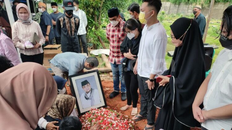 Pemakaman mantan Ketua Umum PWI Pusat Margiono, di TPU Jelupang, Serpong Utara, Kota Tangerang Selatan, Selasa (1/2)