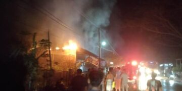 Satu unit kios yang dijadikan tempat pangkas rambut dan jualan bensin eceran terbakar pada Selasa malam (8/2) sekitar pukul 23.45 WIB di Desa Alue Pucok Dua, Kecamatan Simpang Ulim, Aceh Timur