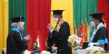 Wisuda lulusan USK dilaksanakan pertama kalinya secara luring selama pandemi covid-19 di Gedung AAC Dayan Dawood Darussalam Banda Aceh, Rabu (9/2)