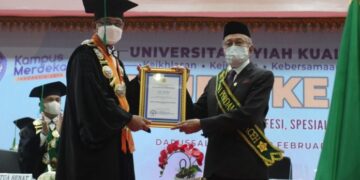 Rektor USK Prof Samsul Rizal menyerahkan anugerah penghargaan USK Award sebagai tokoh perdamaian kepada Wali Nanggroe Aceh Malik Mahmud Al Haythar, Kamis (10/2)