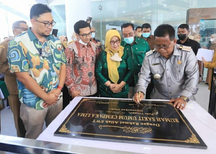 Wali Kota Banda Aceh Aminullah Usman menandatangani prasasti saat meresmikan Rumah Sakit Umum Cempaka Lima (RSUCL) pada Selasa, 15 Februari 2022 yang terletak di Jalan Politeknik, Gampong Beurawe, Kecamatan Kuta Alam