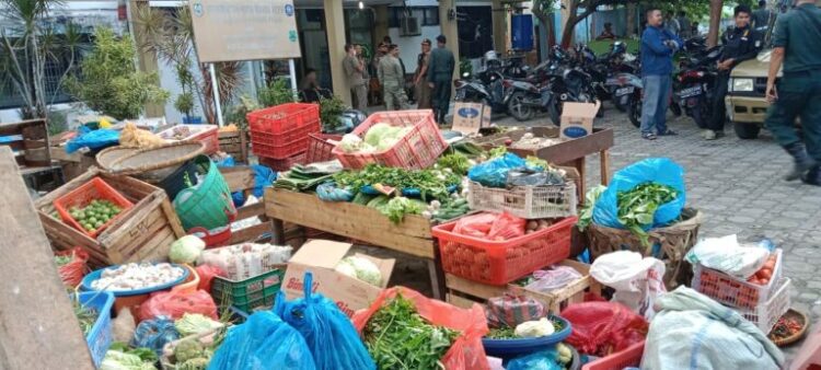Petugas gabungan dari berbagai unsur mengamankan puluhan kotak sayuran pedagang yang kedapatan berjualan di jalan bekas Pasar Kartini, Gampong Peunayong, Banda Aceh
