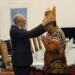 Sekjen PDIP Hasto Kristiyanto menerima kupiah meukeutop sebagai tanda kehormatan dari Wali Nanggroe Aceh Malik Mahmud Al Haythar di Meuligoe Wali Nanggroe, Aceh Besar, Ahad (27/2) malam