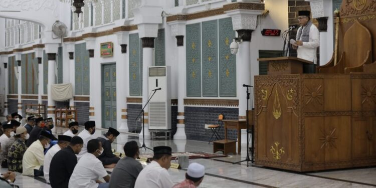 Gubernur Nova Iriansyah memberikan sambutan pada peringatan Isra‘ Mi‘raj Nabi Muhammad Shallallahu 'Alaihi Wasallam 1443 Hijriah di Masjid Raya Baiturrahman Banda Aceh, Ahad (27/2) malam
