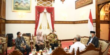 Gubernur Nova Iriansyah menerima kunjungan silaturrahmi Regional CEO BSI Aceh Wisnu Sunandar dan Tim Solid BSI Aceh, di ruang tengah Meuligoe Gubernur Aceh, Rabu (9/3)
